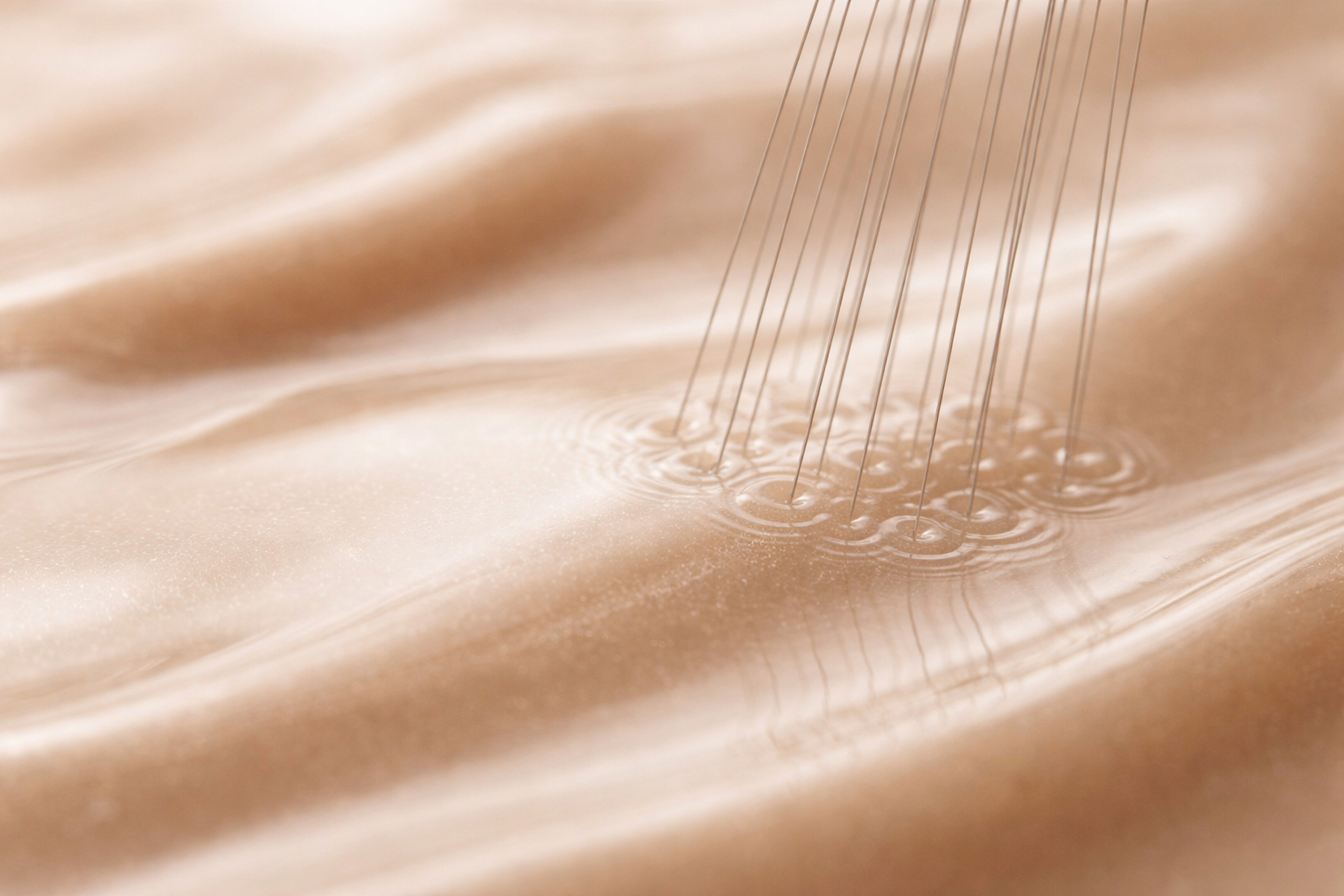 Microneedling Treatment: Wirkung, Risiken & die Alternative ohne Nadeln