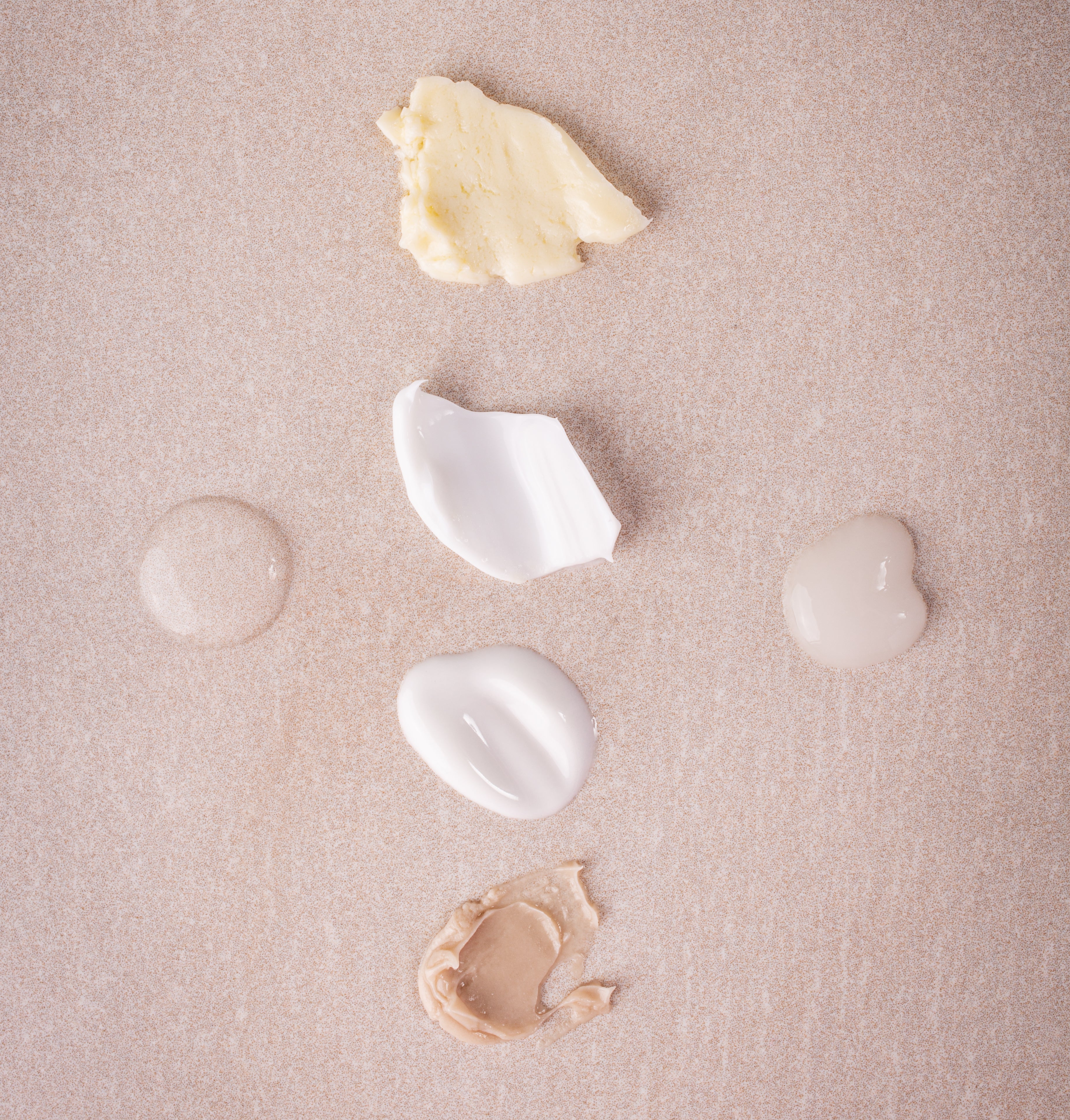 Verschiedene Produkte von Rosental Organics aufgetragen auf hellem Untergrund..